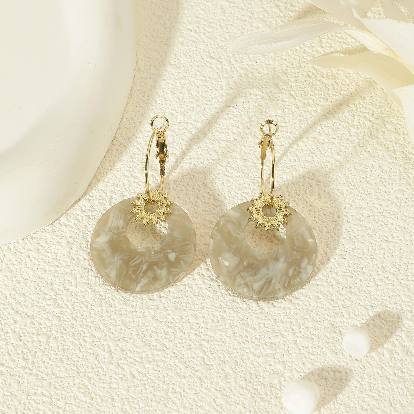 Boucles d'oreilles Dorées Soleil Pendantes Acrylique Grise Girl's Dream