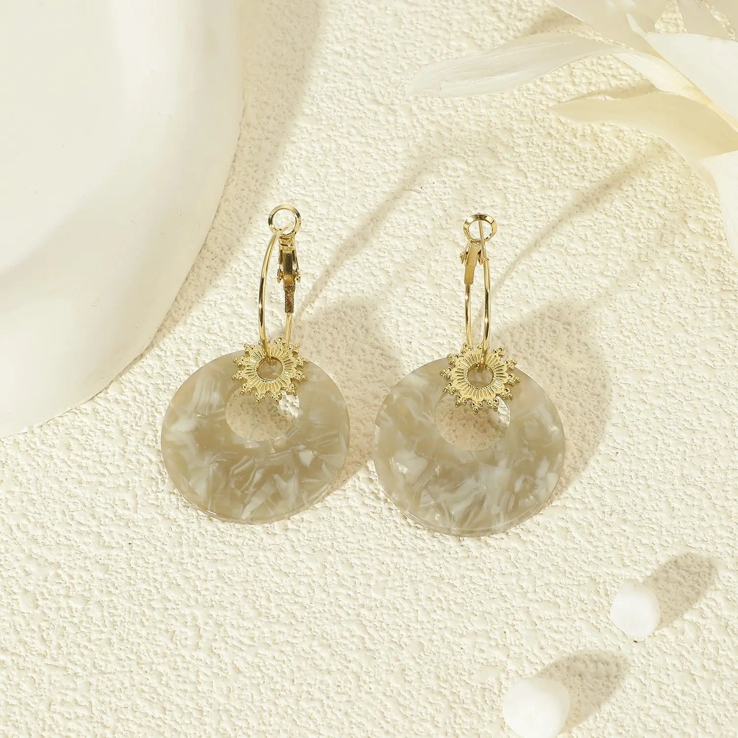 Boucles d'oreilles Dorées Soleil Pendantes Acrylique Grise Girl's Dream