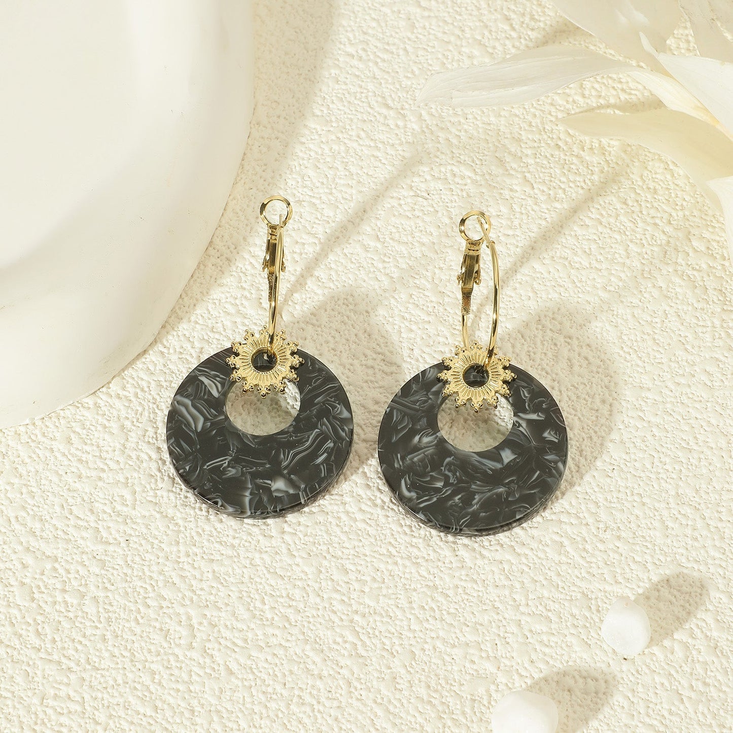 Boucles d'oreilles Dorées Soleil Pendantes Acrylique Noire Girl's Dream