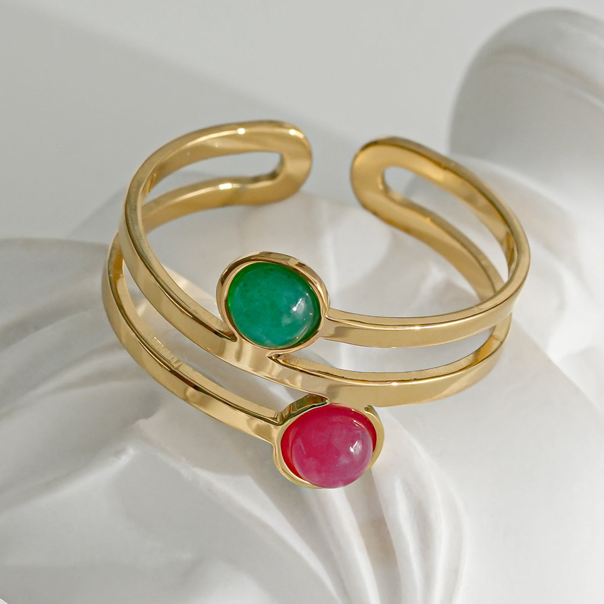 Bague dorée tournée avec pierre rouge et verte Girl's Dream