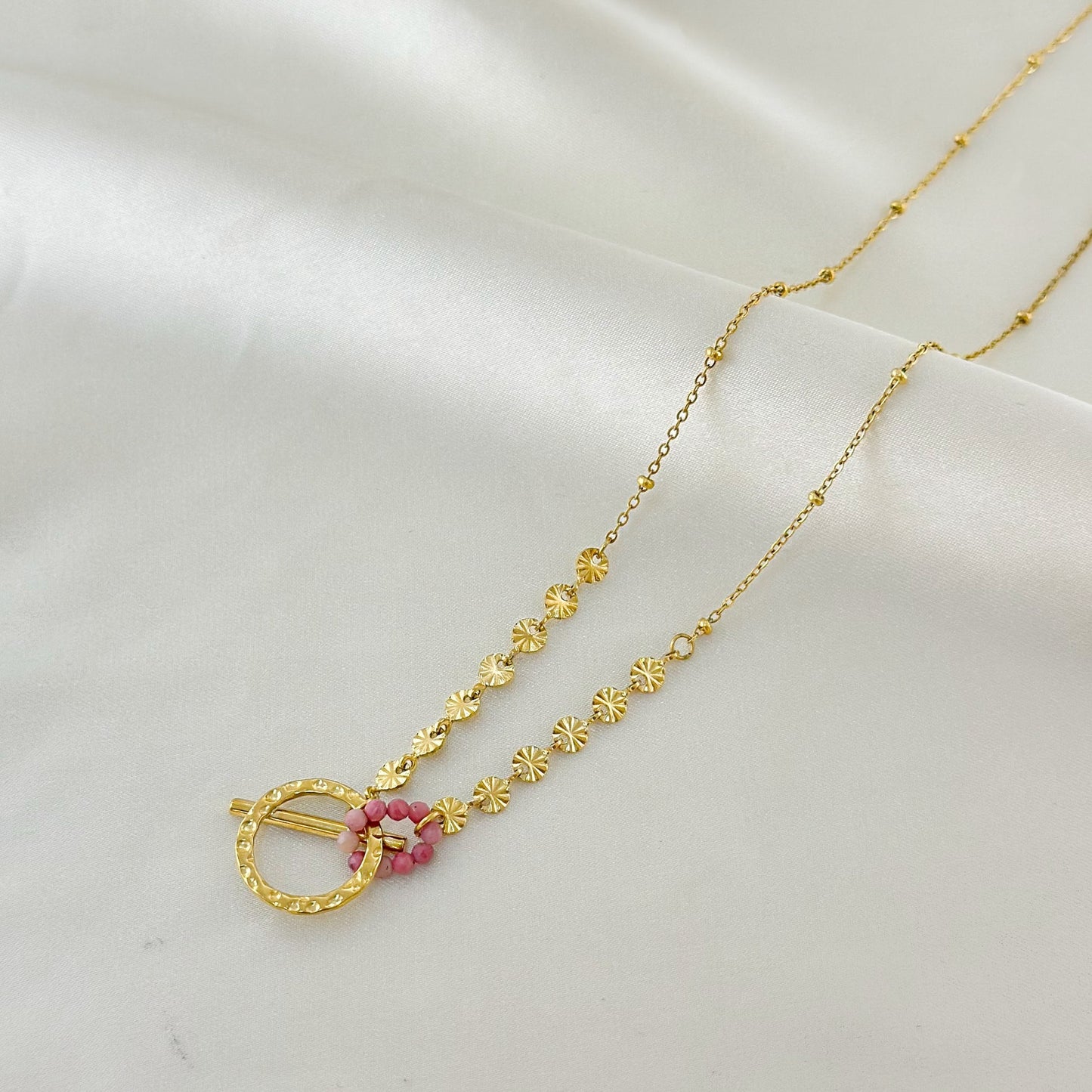 Collier Doré Cercle Martelé Et Barre Avec Anneau Perles Roses Girl's Dream