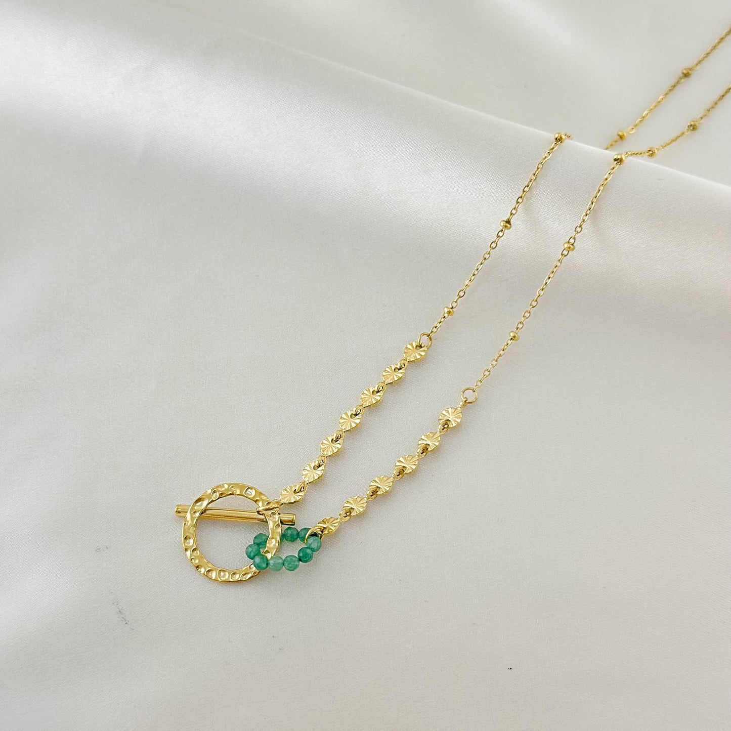 Collier Doré Cercle Martelé Et Barre Avec Anneau Perles Vertes Girl's Dream