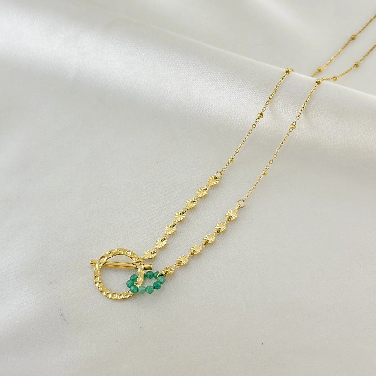 Collier Doré Cercle Martelé Et Barre Avec Anneau Perles Vertes Girl's Dream