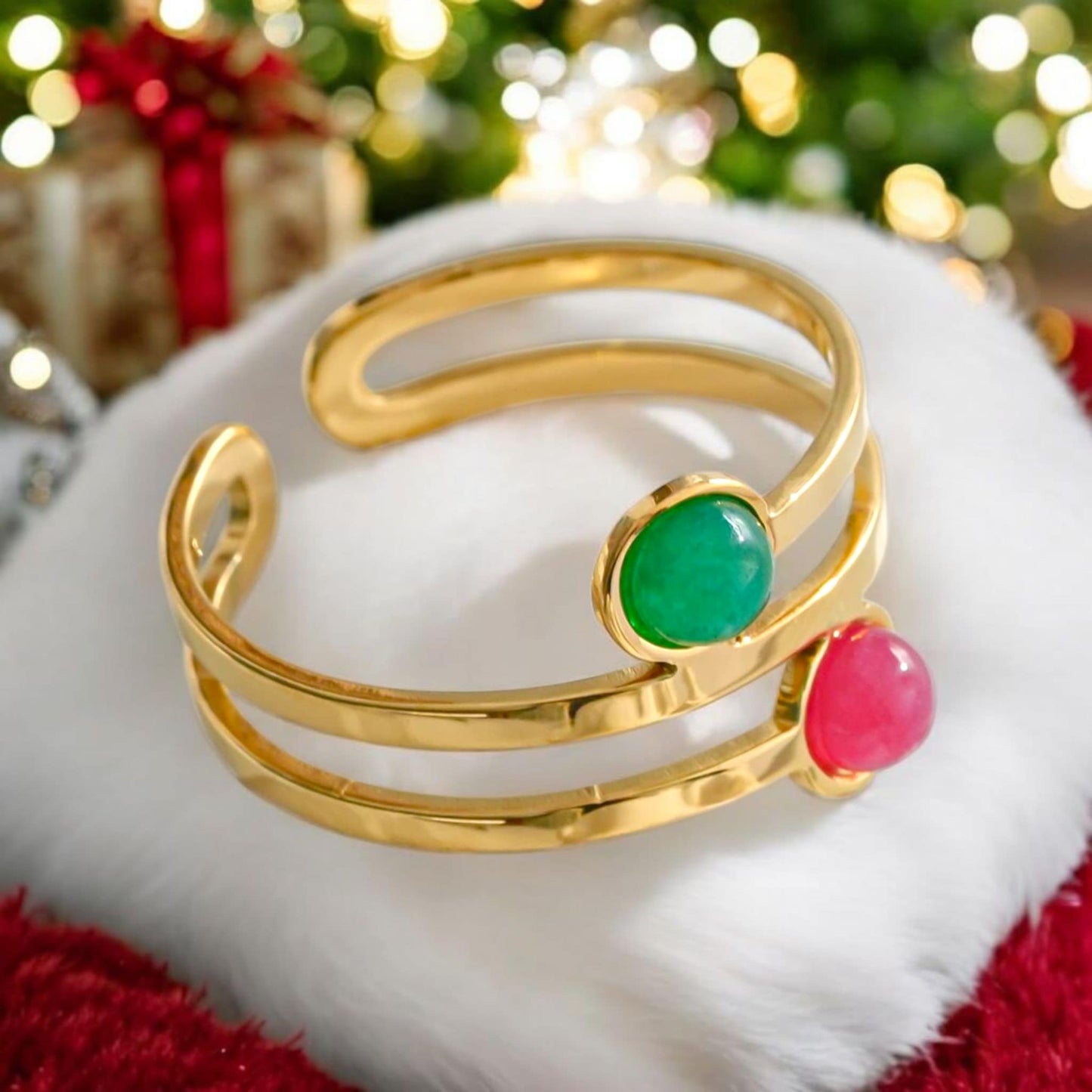 Bague dorée tournée avec pierre rouge et verte