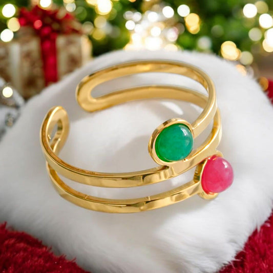 Bague dorée tournée avec pierre rouge et verte