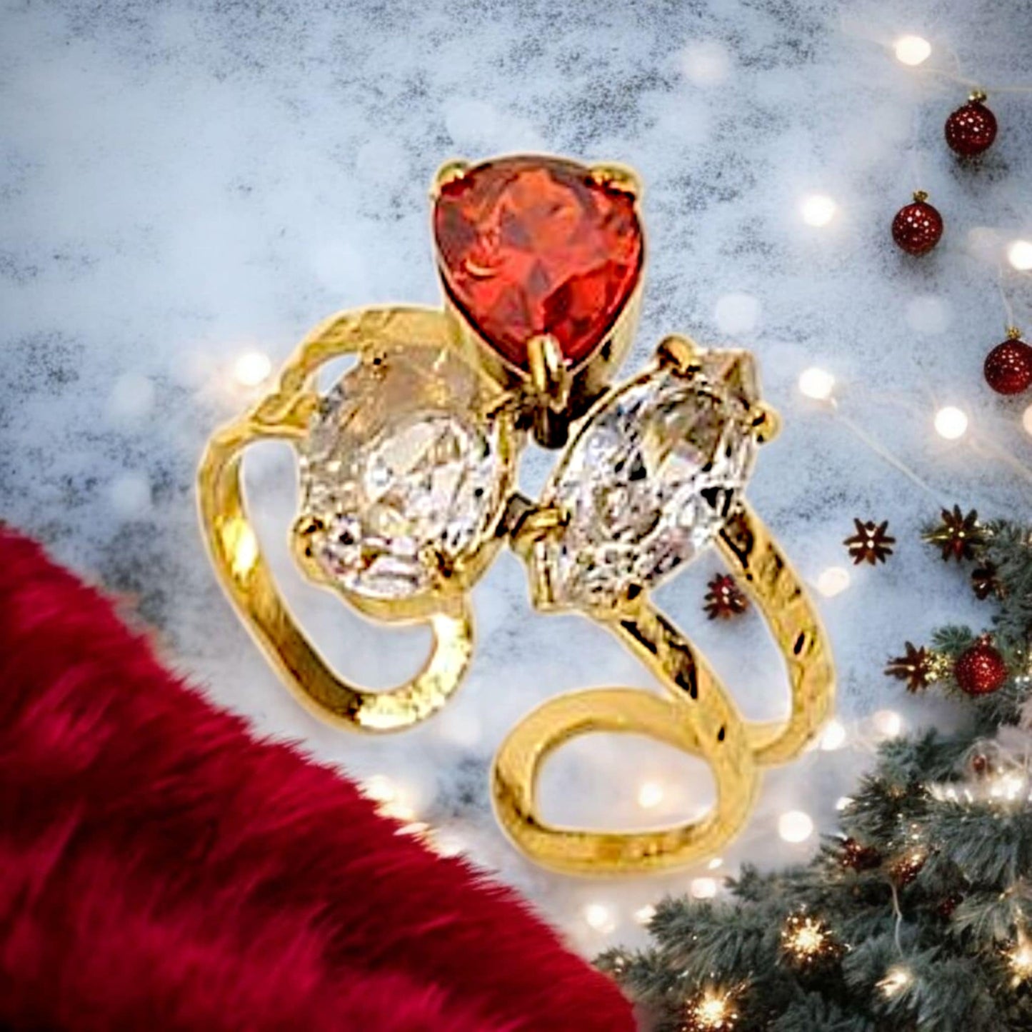 Bague Dorée Avec Strass Clair Et Rouge