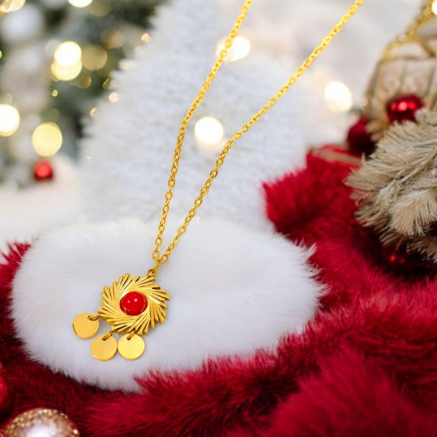 Collier doré avec pendentif soleil et pierre nature rouge