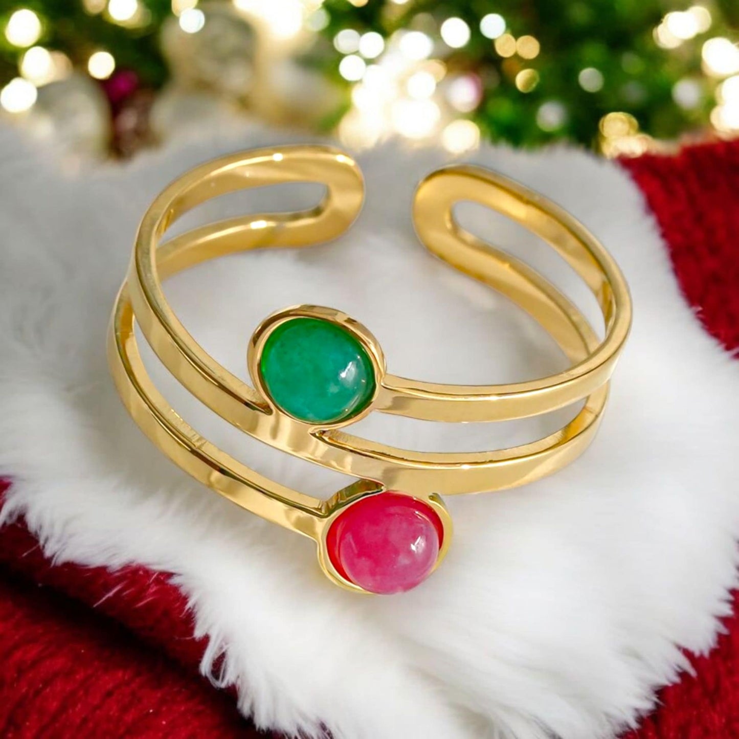 Bague dorée tournée avec pierre rouge et verte