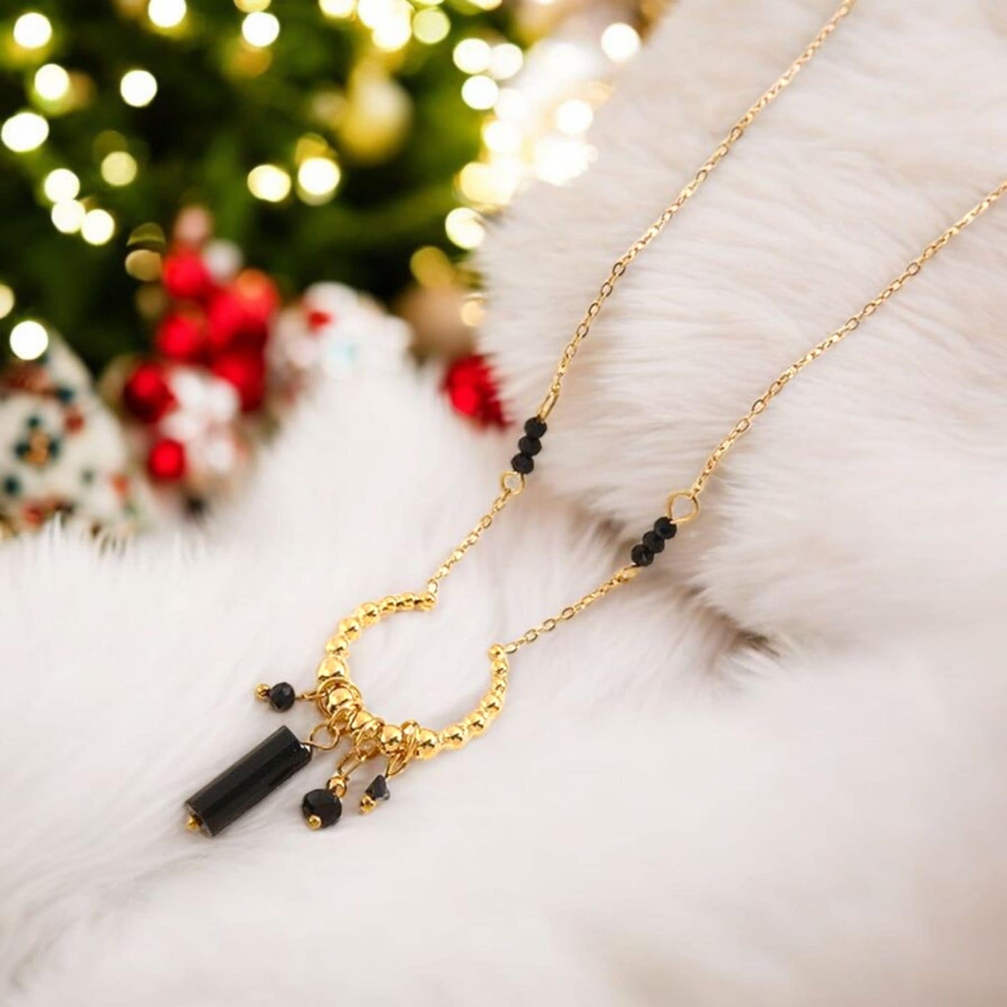 Collier Doré Anneau Doré Ouvert Avec Pendentifs Pierres Noires