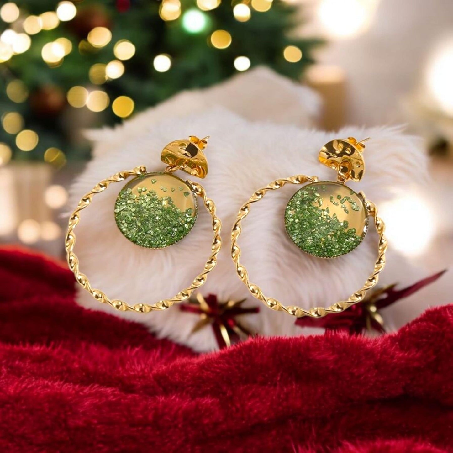 Boucles d'Oreilles Dorées Torsadées Avec Cristaux Vertes